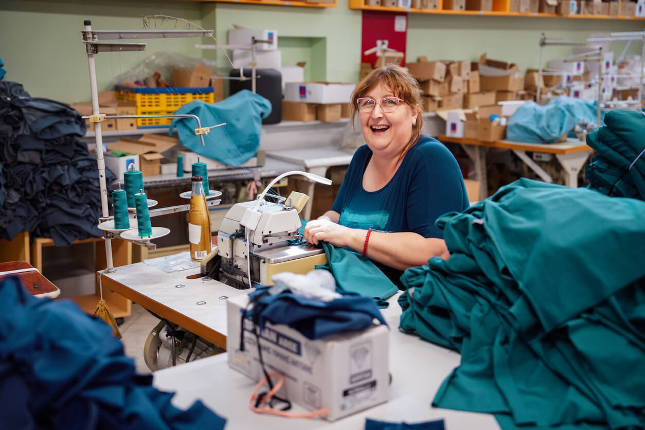 Vrouw aan het werk achter een naaimachine